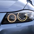 作者苏晚晴在编辑部工位前的半身照，身后是贴满档期便签的白板