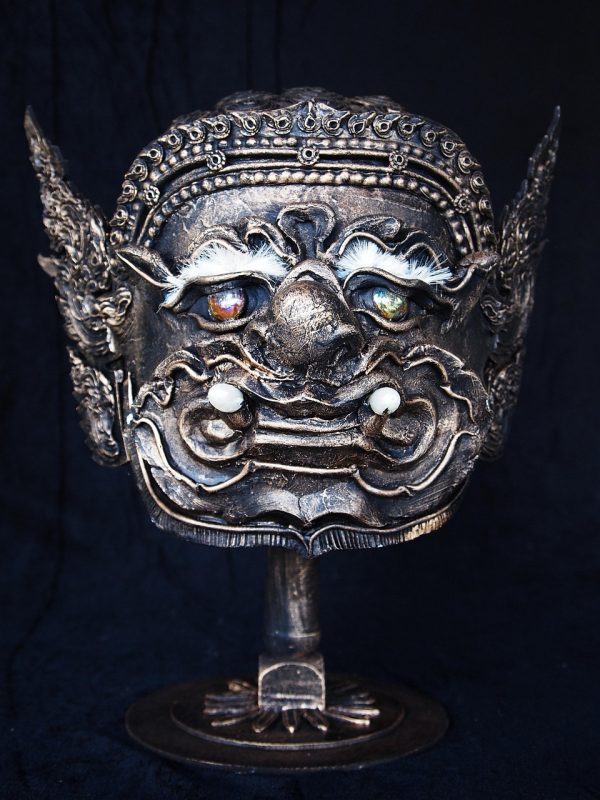 悬疑题材日剧的剧集封面示意，深色调画面配合紧凑构图，用于题材分类说明