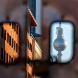 日剧TV速报站作者周叙白在编辑部核对收视数据时的工作头像