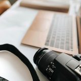 日剧tv 核验编辑沈知微的工位一角，桌面上放着播出时间表打印稿与标注笔