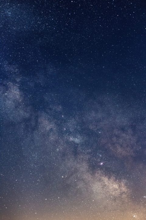 竖版剧集封面示意，深色画面上叠着播放键标识与更新状态角标，用于展示在更剧集卡片的排版方式