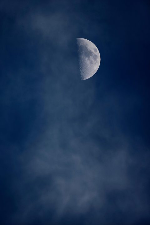 竖版剧集封面示意，画面带有集数堆叠纹理与长篇标签，用于说明长篇剧集卡片的呈现方式