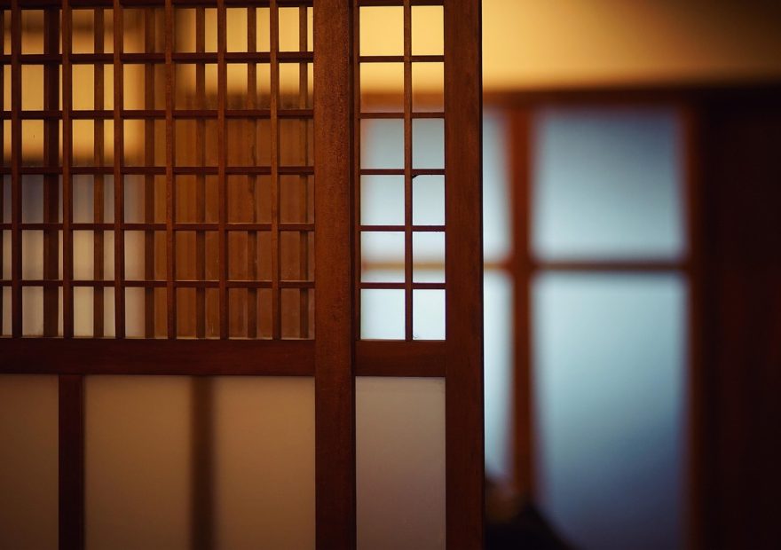 黑色木质桌面上摊开的秋季日剧列表手稿，旁边放着日历、铅笔与放大镜，用于演示逐条核对播出季与更新状态的方法